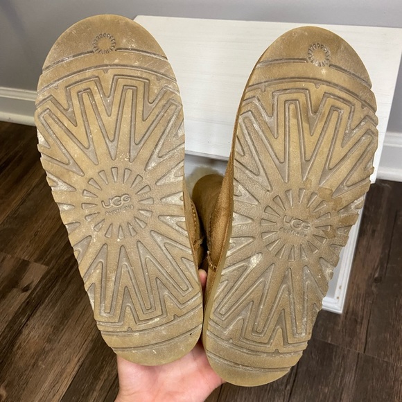 Chestnut Bailey Button Ugg’s - Picture 6 of 7